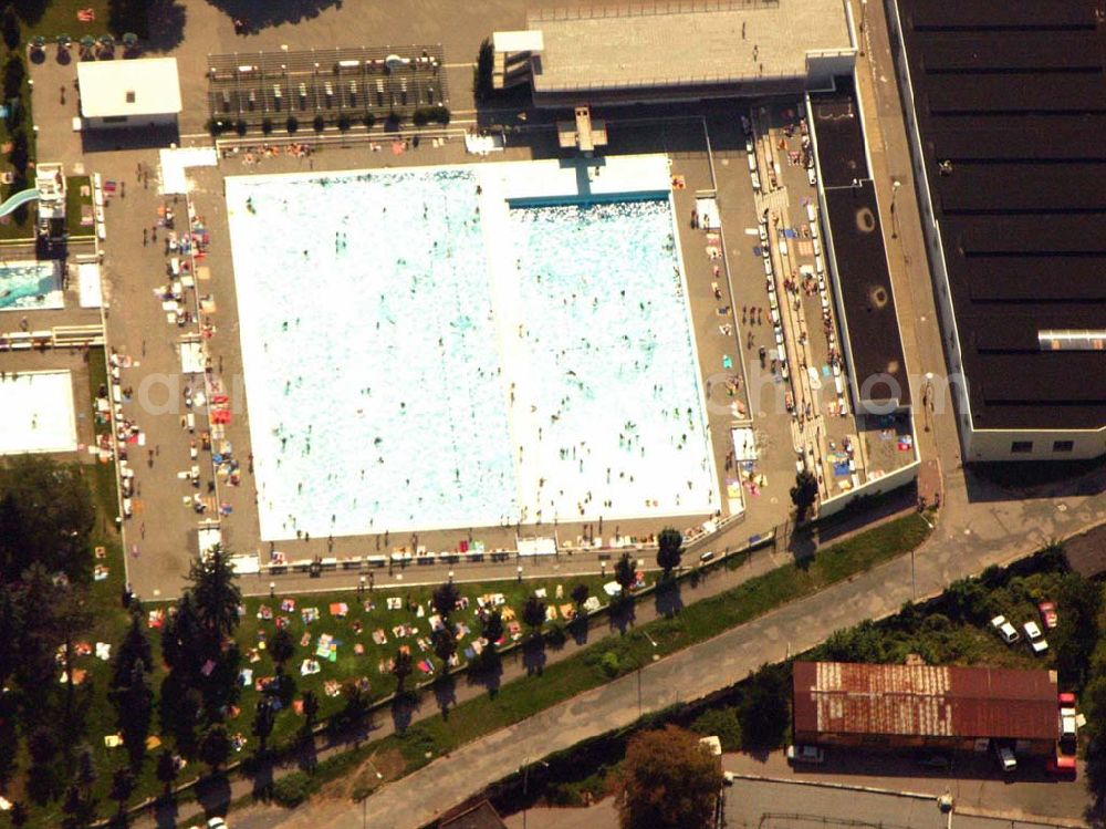 Aerial image Brno (Brünn) - Blick auf das Freibad in Brno (Brünn) in der Dobrovského-Straße in Brünn. Das Städtische Bad (Klimentova 25) gehört zu den wichtigsten Bauten des Architekten Fuchs aus den ausgehenden zwanziger Jahren - dem Höhepunkt seines Schaffens.