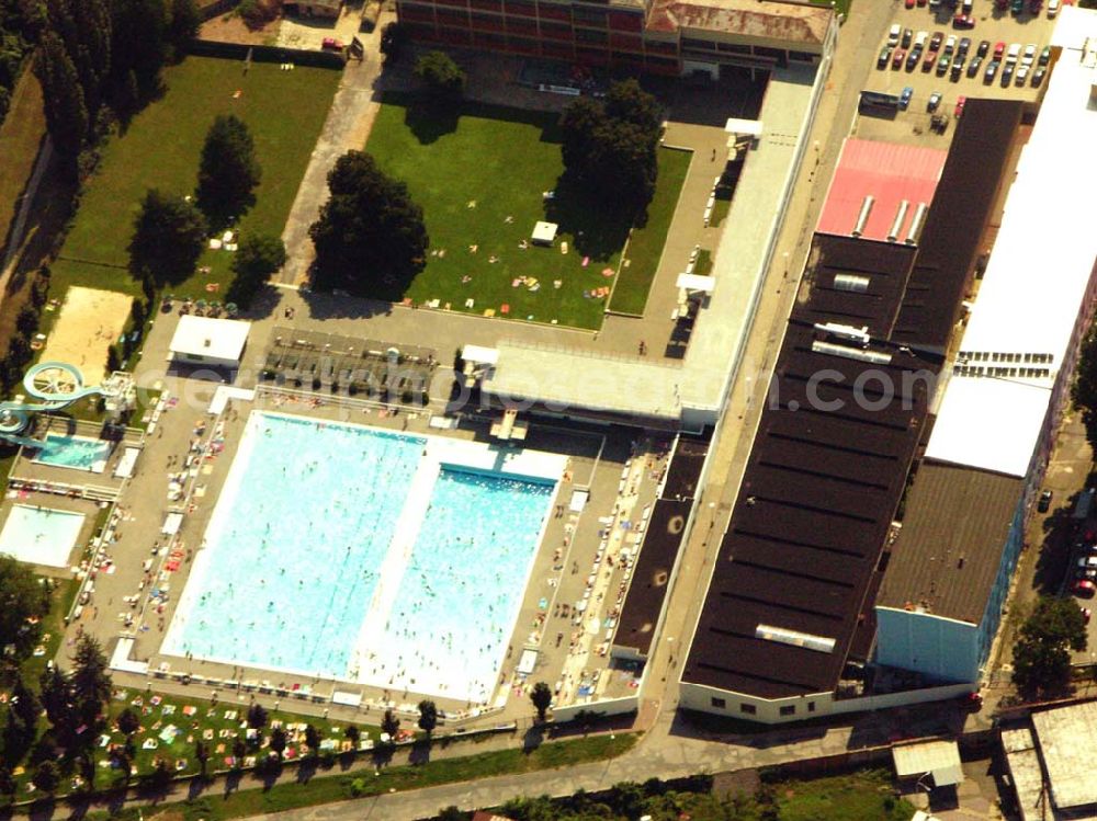 Aerial photograph Brno (Brünn) - Blick auf das Freibad in Brno (Brünn) in der Dobrovského-Straße in Brünn. Das Städtische Bad (Klimentova 25) gehört zu den wichtigsten Bauten des Architekten Fuchs aus den ausgehenden zwanziger Jahren - dem Höhepunkt seines Schaffens.