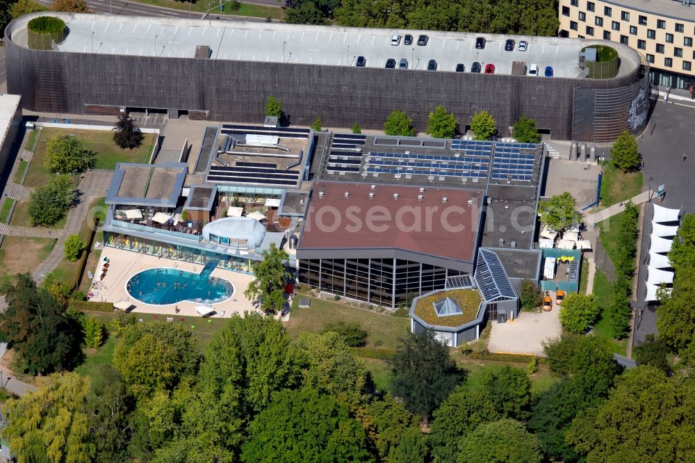 Heilbronn from the bird's eye view: Spa and swimming pools at the swimming pool of the leisure facility Freizeitbad Soleo on Untere Neckarstrasse in Heilbronn in the state Baden-Wurttemberg, Germany