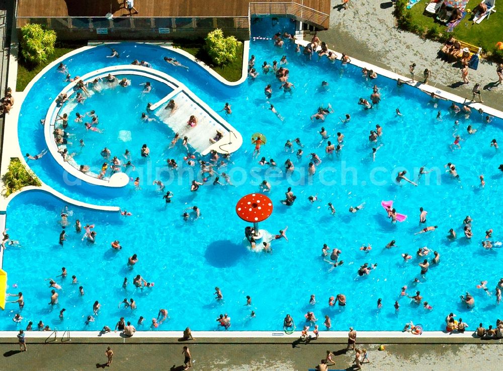 Aerial photograph Mayen - Outdoor pool in the leisure center Nettebad Mayen in Rhineland-Palatinate