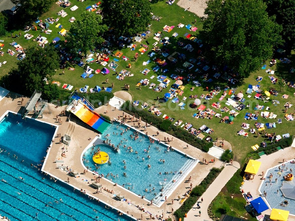 Gundelsheim from the bird's eye view: Open air pool in Gundelsheim in the state of Baden-Wuerttemberg. The facilities include several pools and a lawn for sunbathing and are located in the North of Gundelsheim