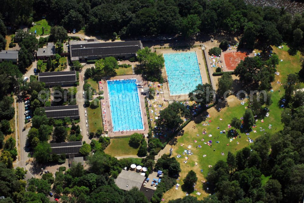 Aerial photograph Kleinmachnow - Blick auf das Freibad Kiebitzberge in Kleinmachnow. Die drei Großbetriebe GRW (VEB Geräte- und Reglerwerke), CvO (VEB Elektronische Bauelemente Carl v. Ossietzky) und MLS (Mikroelektronik Stahnsdorf) bauten in den Jahren 1974 bis 1976 gemeinsam mit den örtlichen Räten und vielen Freiwilligen das Freibad Kiebitzberge in Kleinmachnow. Das Freibad bietet 50-Meter-Becken, Nichtschwimmerbecken, Planschbecken, 1-Meter- und 3-Meter-Spungbretter, zudem eine große Liegewiese, Spielplatz und Beachvolleyball, ein Restaurant und Imbiss. Kontakt: Freibad Kiebitzberge, Fontanestr. 31, 14532 Kleinmachnow, Tel.: (033203) 22729,