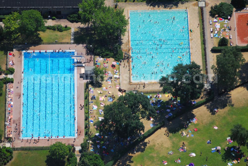 Kleinmachnow from above - Blick auf das Freibad Kiebitzberge in Kleinmachnow. Die drei Großbetriebe GRW (VEB Geräte- und Reglerwerke), CvO (VEB Elektronische Bauelemente Carl v. Ossietzky) und MLS (Mikroelektronik Stahnsdorf) bauten in den Jahren 1974 bis 1976 gemeinsam mit den örtlichen Räten und vielen Freiwilligen das Freibad Kiebitzberge in Kleinmachnow. Das Freibad bietet 50-Meter-Becken, Nichtschwimmerbecken, Planschbecken, 1-Meter- und 3-Meter-Spungbretter, zudem eine große Liegewiese, Spielplatz und Beachvolleyball, ein Restaurant und Imbiss. Kontakt: Freibad Kiebitzberge, Fontanestr. 31, 14532 Kleinmachnow, Tel.: (033203) 22729,