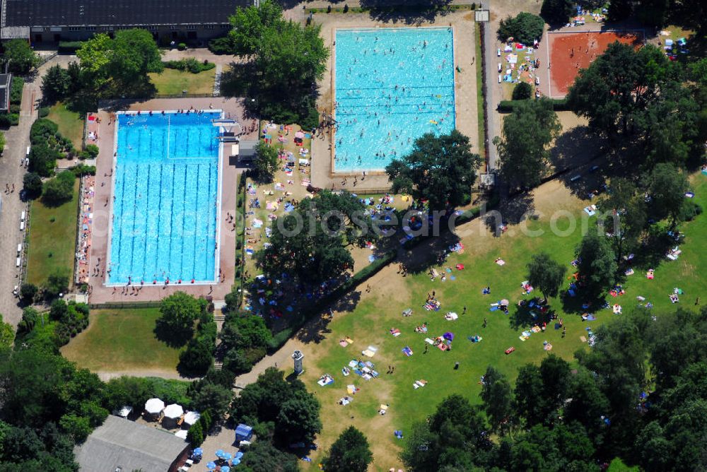 Kleinmachnow from the bird's eye view: Blick auf das Freibad Kiebitzberge in Kleinmachnow. Die drei Großbetriebe GRW (VEB Geräte- und Reglerwerke), CvO (VEB Elektronische Bauelemente Carl v. Ossietzky) und MLS (Mikroelektronik Stahnsdorf) bauten in den Jahren 1974 bis 1976 gemeinsam mit den örtlichen Räten und vielen Freiwilligen das Freibad Kiebitzberge in Kleinmachnow. Das Freibad bietet 50-Meter-Becken, Nichtschwimmerbecken, Planschbecken, 1-Meter- und 3-Meter-Spungbretter, zudem eine große Liegewiese, Spielplatz und Beachvolleyball, ein Restaurant und Imbiss. Kontakt: Freibad Kiebitzberge, Fontanestr. 31, 14532 Kleinmachnow, Tel.: (033203) 22729,