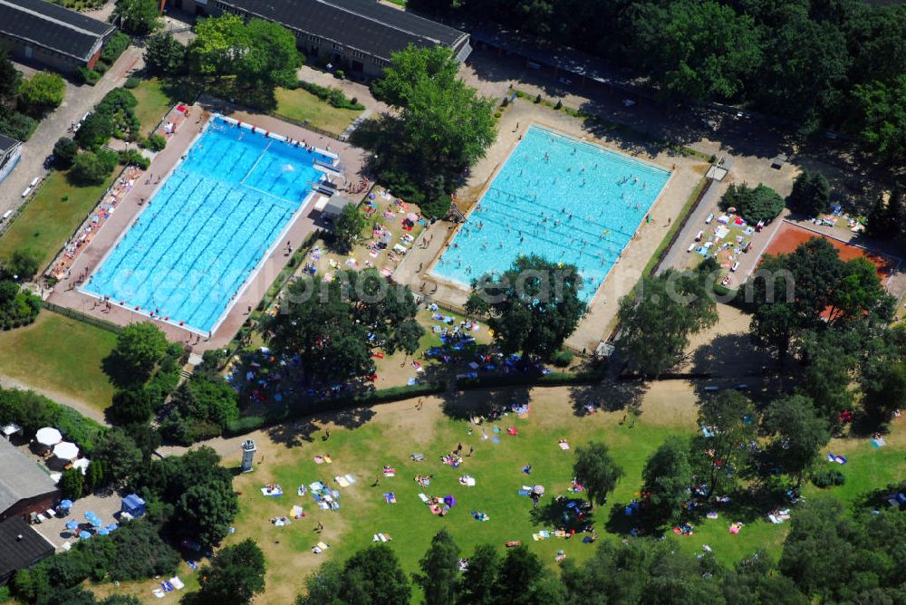 Aerial image Kleinmachnow - Blick auf das Freibad Kiebitzberge in Kleinmachnow. Die drei Großbetriebe GRW (VEB Geräte- und Reglerwerke), CvO (VEB Elektronische Bauelemente Carl v. Ossietzky) und MLS (Mikroelektronik Stahnsdorf) bauten in den Jahren 1974 bis 1976 gemeinsam mit den örtlichen Räten und vielen Freiwilligen das Freibad Kiebitzberge in Kleinmachnow. Das Freibad bietet 50-Meter-Becken, Nichtschwimmerbecken, Planschbecken, 1-Meter- und 3-Meter-Spungbretter, zudem eine große Liegewiese, Spielplatz und Beachvolleyball, ein Restaurant und Imbiss. Kontakt: Freibad Kiebitzberge, Fontanestr. 31, 14532 Kleinmachnow, Tel.: (033203) 22729,