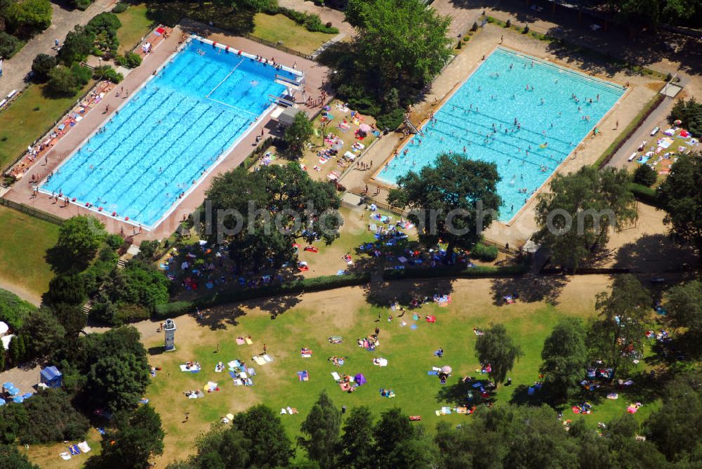 Aerial photograph Kleinmachnow - Blick auf das Freibad Kiebitzberge in Kleinmachnow. Die drei Großbetriebe GRW (VEB Geräte- und Reglerwerke), CvO (VEB Elektronische Bauelemente Carl v. Ossietzky) und MLS (Mikroelektronik Stahnsdorf) bauten in den Jahren 1974 bis 1976 gemeinsam mit den örtlichen Räten und vielen Freiwilligen das Freibad Kiebitzberge in Kleinmachnow. Das Freibad bietet 50-Meter-Becken, Nichtschwimmerbecken, Planschbecken, 1-Meter- und 3-Meter-Spungbretter, zudem eine große Liegewiese, Spielplatz und Beachvolleyball, ein Restaurant und Imbiss. Kontakt: Freibad Kiebitzberge, Fontanestr. 31, 14532 Kleinmachnow, Tel.: (033203) 22729,