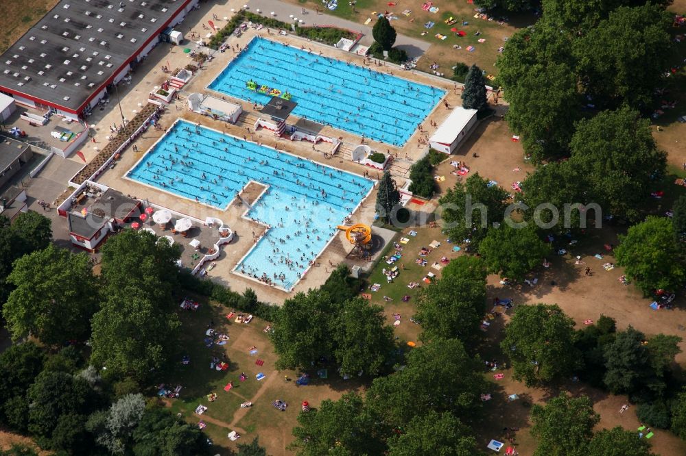 Aerial image Mainz - A view of the outdoor pool of the swimming club Mainz-Mombach in Mainz in Rhineland-Palatinate