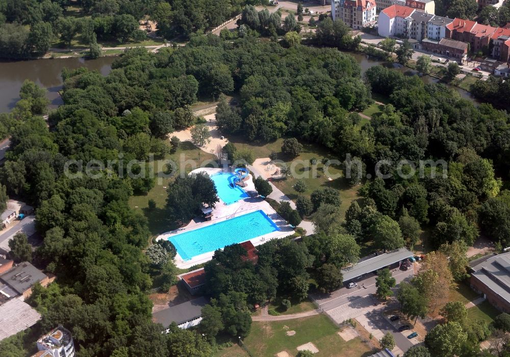 Aerial image Halle / Saale - Swimming pool in the park and sports facility of Saline peninsula in Halle (Saale) in Saxony-Anhalt