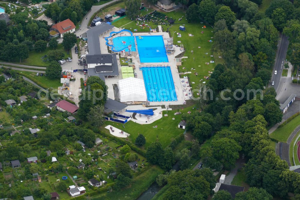 Göttingen from the bird's eye view: Swimming pool of the Brauweg outdoor pool in Goettingen in the state of Lower Saxony, Germany