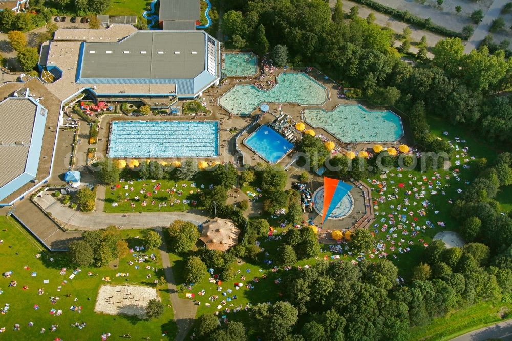 Gelsenkirchen from the bird's eye view: View of the outdoor pool of the Sport Paradies in Gelsenkirchen in the state North Rhine-Westphalia