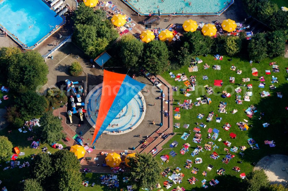 Aerial photograph Gelsenkirchen - View of the outdoor pool of the Sport Paradies in Gelsenkirchen in the state North Rhine-Westphalia