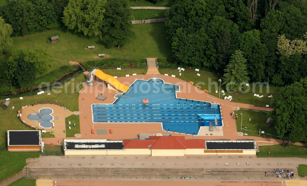 Apolda from the bird's eye view: The outdoor pool Apolda in Thuringia is located in the area of local leisure facilities in the south. The modernly equipped leisure pool has a swimming pool, shallow area, paddling pool, a giant slide and several functional building. The outdoor pool cross directly to the tribunes of Hans-Geupel Stadium