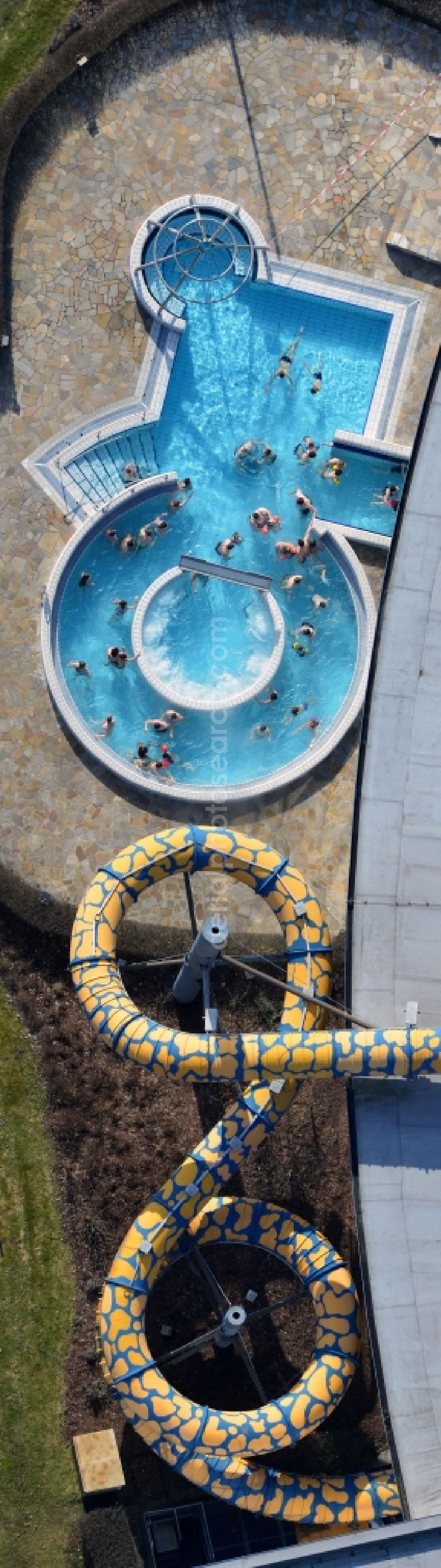 Aerial photograph Oranienburg - Outdoor swimming pool under the sun at the swimming TOWER Experience City Oranienburg in Brandenburg. The TURM Experience City in Oranienburg is a swimming pool with a spa area. In addition to the large water park, there are also a variety of other sport activities