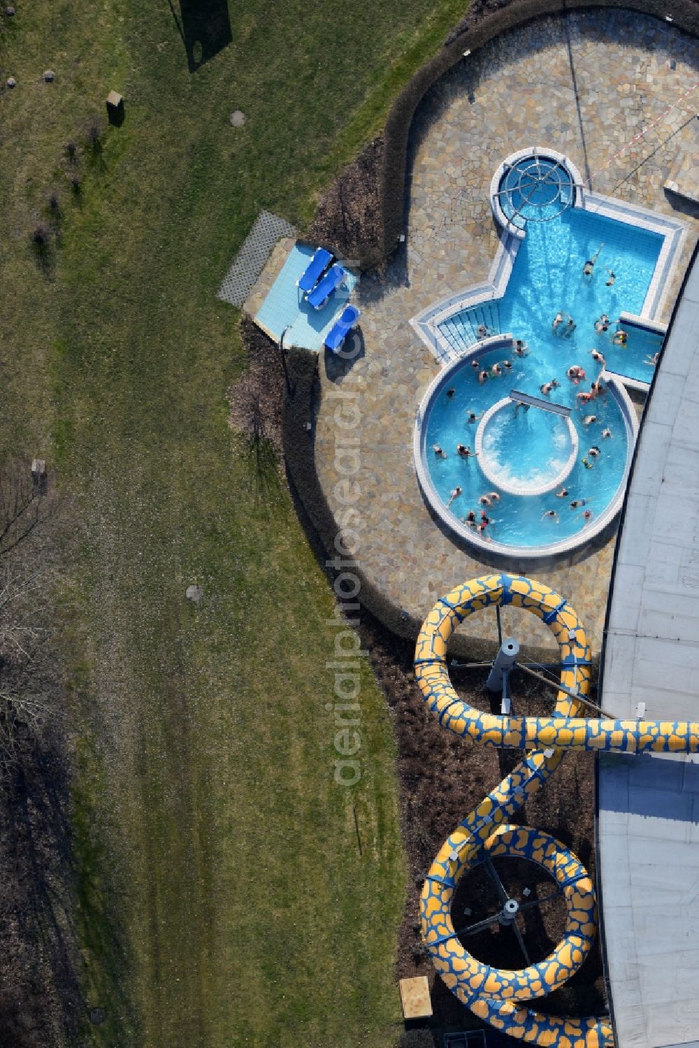 Oranienburg from above - Outdoor swimming pool under the sun at the swimming TOWER Experience City Oranienburg in Brandenburg. The TURM Experience City in Oranienburg is a swimming pool with a spa area. In addition to the large water park, there are also a variety of other sport activities