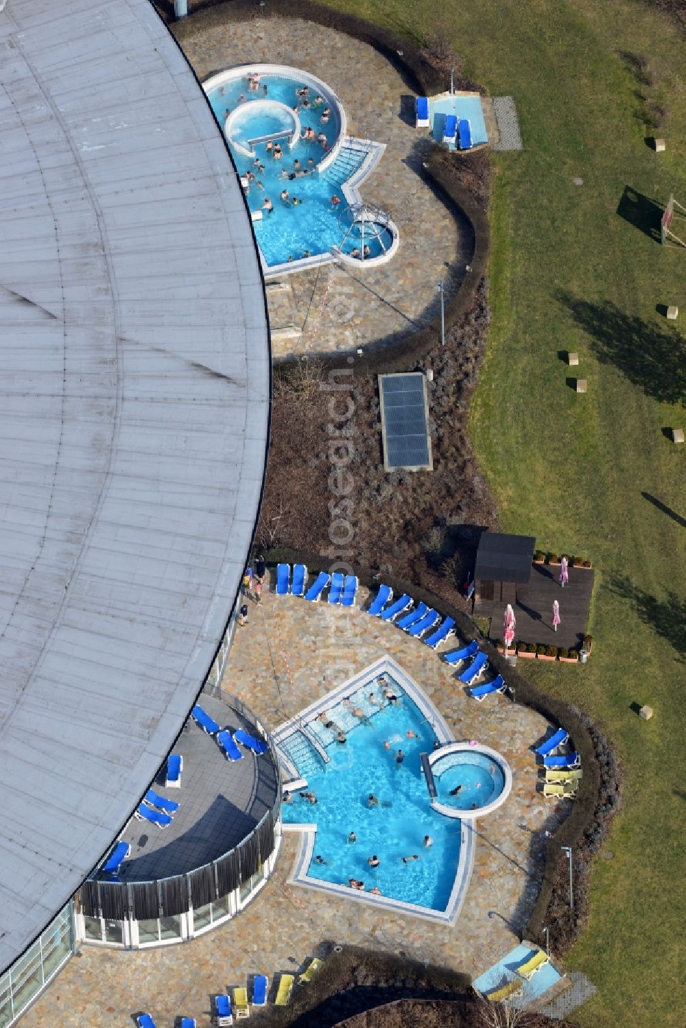 Aerial image Oranienburg - Outdoor swimming pool under the sun at the swimming TOWER Experience City Oranienburg in Brandenburg. The TURM Experience City in Oranienburg is a swimming pool with a spa area. In addition to the large water park, there are also a variety of other sport activities