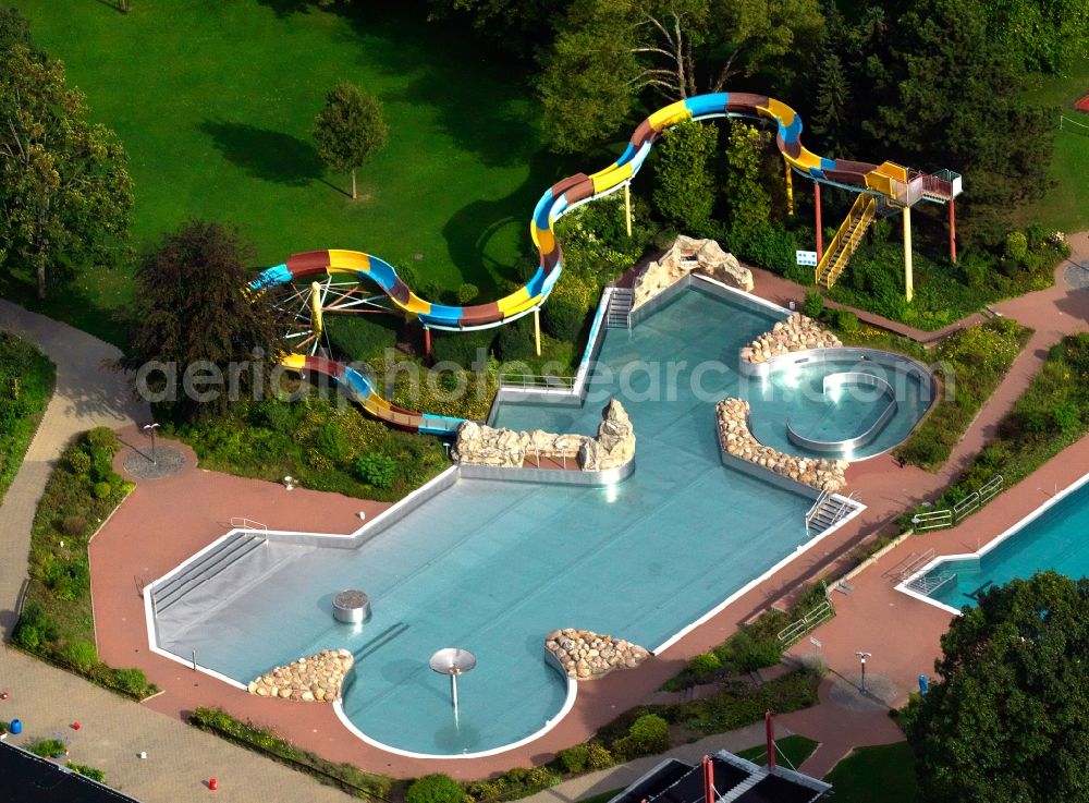 Vallendar from the bird's eye view: Open air pool Vallendar in Vallendar in the state of Rhineland-Palatinate. The open air pool with its slide and lawns and sunbathing areas is located in the East of the spa town