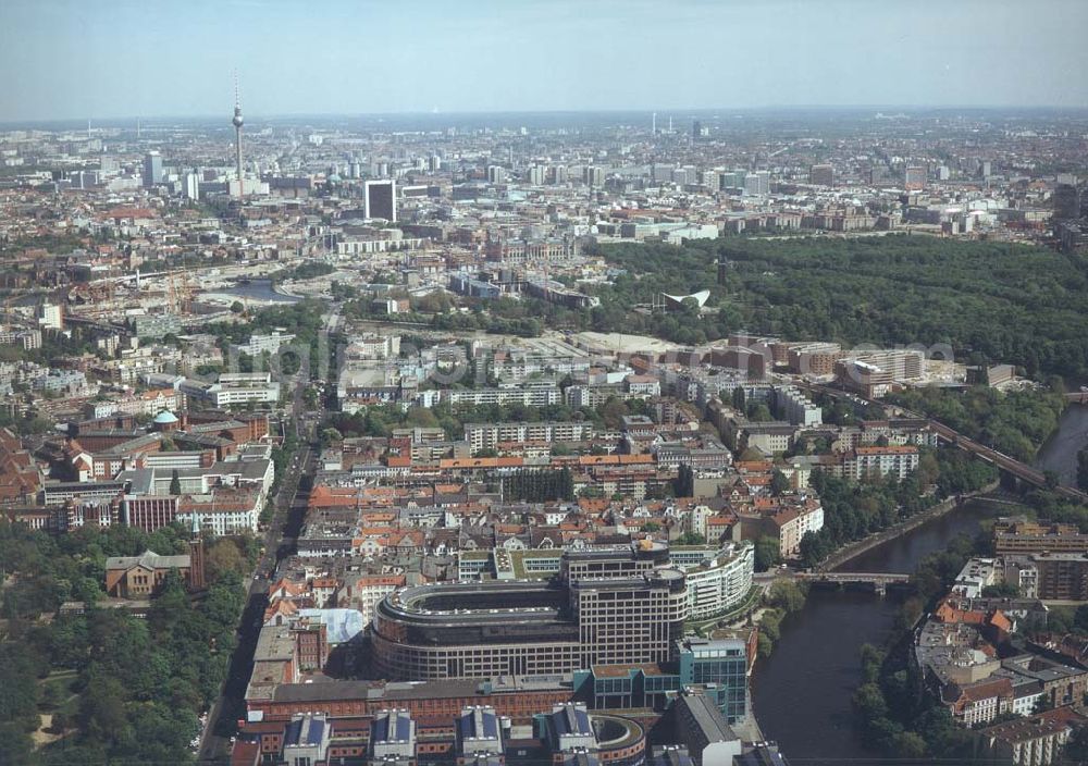 Berlin - Moabit from above - Freiberger Spreebogen auf dem Gelände der alten Meierei in Berlin-Moabit - Sitz des Bundesinnenministeriums.