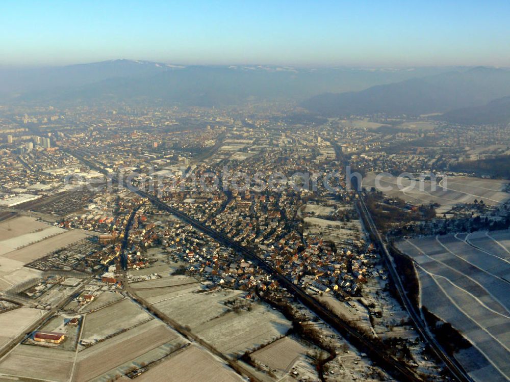 Freiburg from the bird's eye view: Blick auf die winterliche mit Schnee bedeckte Stadt Freiburg.