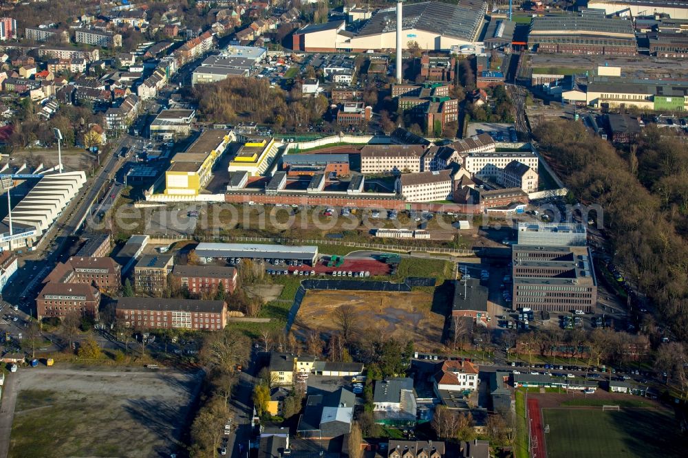 Bochum from above - Free space in front of the prison grounds and high security fence Prison in Bochum in the state of North Rhine-Westphalia