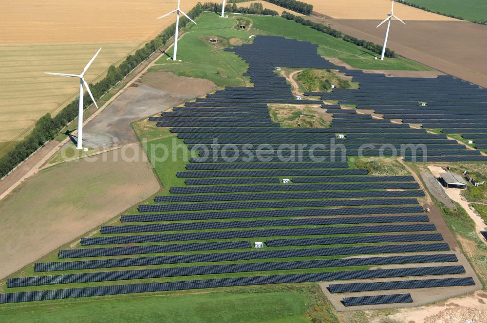 Eckolstädt from above - Blick auf das Freifeld-Solarkraftwerk im Saaletal bei Eckolstädt in Thüringen. Diese Solarstromanlage entstand 2008 und kann Elektrizität für rund 2.500 Haushalte erzeugen. Die 32 Hektar große Photovoltaikanlage ist eine der größten ihrer Art in Deutschland. Bauherr: Beck Energy GmbH,