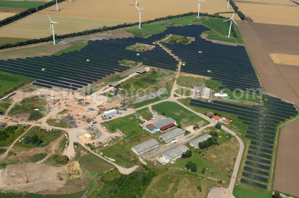 Eckolstädt from above - Blick auf das Freifeld-Solarkraftwerk im Saaletal bei Eckolstädt in Thüringen. Diese Solarstromanlage entstand 2008 und kann Elektrizität für rund 2.500 Haushalte erzeugen. Die 32 Hektar große Photovoltaikanlage ist eine der größten ihrer Art in Deutschland. Bauherr: Beck Energy GmbH,