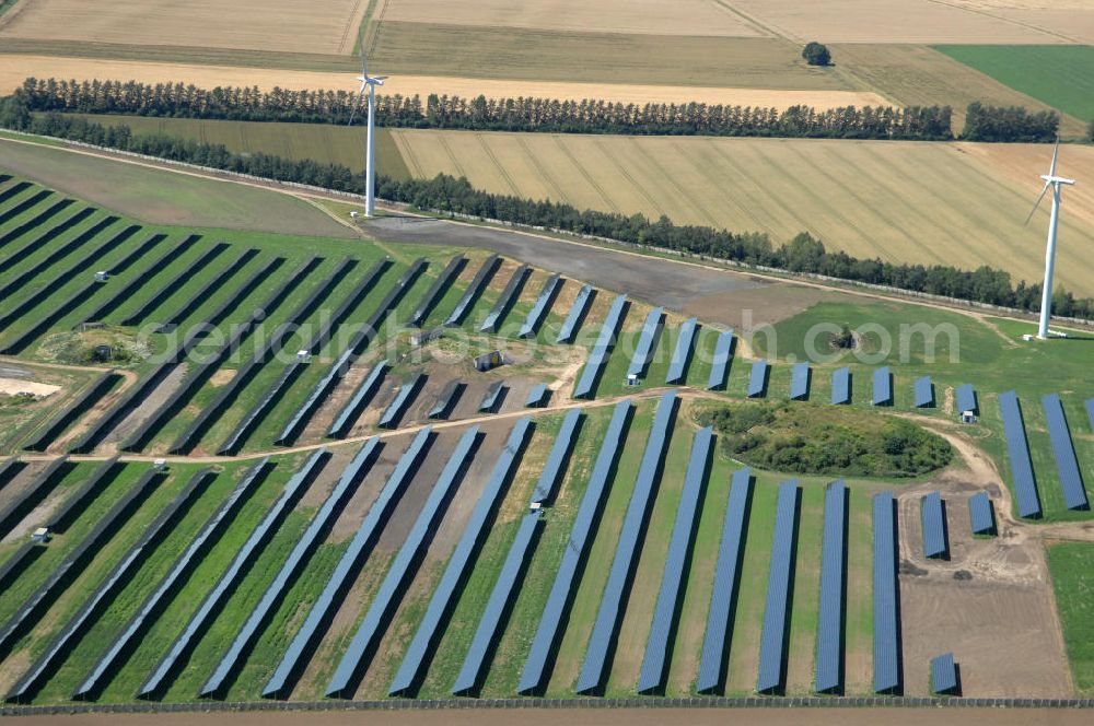 Eckolstädt from the bird's eye view: Blick auf das Freifeld-Solarkraftwerk im Saaletal bei Eckolstädt in Thüringen. Diese Solarstromanlage entstand 2008 und kann Elektrizität für rund 2.500 Haushalte erzeugen. Die 32 Hektar große Photovoltaikanlage ist eine der größten ihrer Art in Deutschland. Bauherr: Beck Energy GmbH,