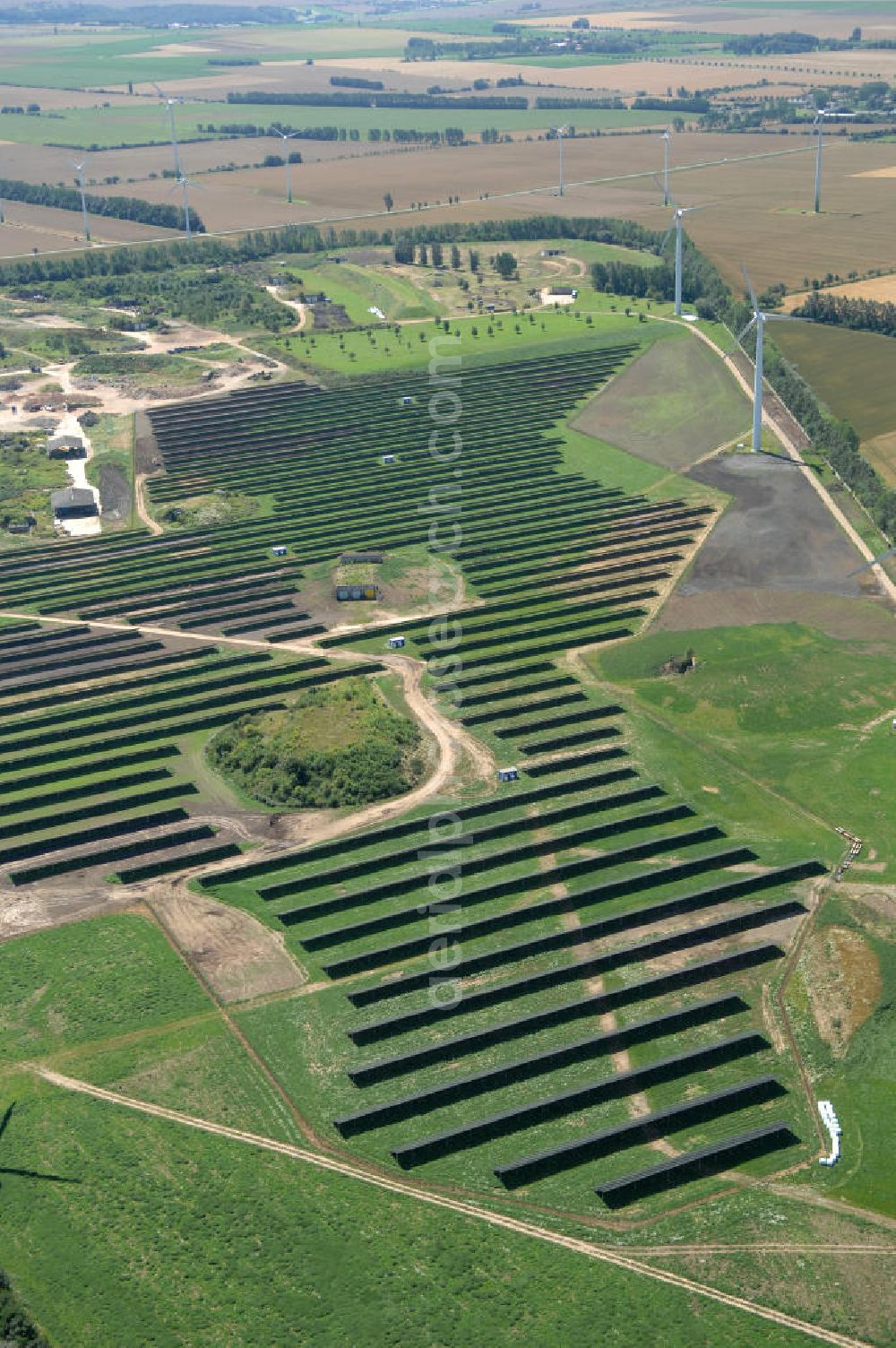 Eckolstädt from above - Blick auf das Freifeld-Solarkraftwerk im Saaletal bei Eckolstädt in Thüringen. Diese Solarstromanlage entstand 2008 und kann Elektrizität für rund 2.500 Haushalte erzeugen. Die 32 Hektar große Photovoltaikanlage ist eine der größten ihrer Art in Deutschland. Bauherr: Beck Energy GmbH,