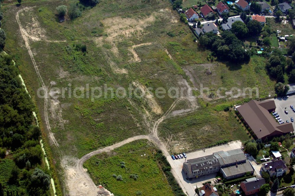 Aerial photograph Berlin - Blick auf die beräumte Fläche der einstigen DDR-Vorzeige LPG 1. Mai in Wartenberg. Die in Liquidation befindliche Landwirtschaftliche Produktionsgenossenschaft wurde 1953 durch den Zusammenschluss von 45 Gärtnern, Bauern und Landarbeitern gegründet.Ab den 60er Jahren wurden hier die industriemäßige Produktion von Champignons betrieben. Anschrift: LPG 1.Mai i.L., Lindenbergerstr. 18, 13059 Berlin; Tel.: 030 9293146