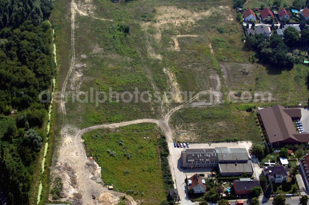 Berlin from above - Blick auf die beräumte Fläche der einstigen DDR-Vorzeige LPG 1. Mai in Wartenberg. Die in Liquidation befindliche Landwirtschaftliche Produktionsgenossenschaft wurde 1953 durch den Zusammenschluss von 45 Gärtnern, Bauern und Landarbeitern gegründet.Ab den 60er Jahren wurden hier die industriemäßige Produktion von Champignons betrieben. Anschrift: LPG 1.Mai i.L., Lindenbergerstr. 18, 13059 Berlin; Tel.: 030 9293146