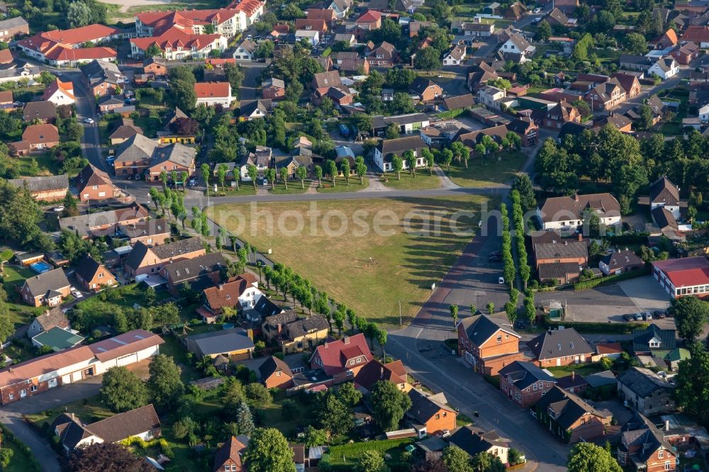 Aerial photograph Lunden - Market place Gaensemarkt in Lunden in the state Schleswig-Holstein, Germany