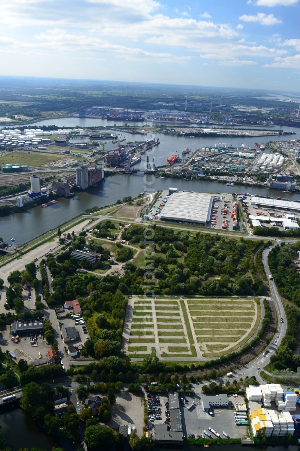 Aerial photograph Hamburg - Open space / green area on Reiherstieg corner Alte Schleuse road in Hamburg-Mitte / Wilhelmsburg. A project of the Hamburg Port Authority HPA