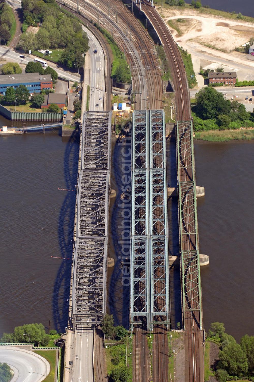 Hamburg from the bird's eye view: Blick auf die Freihafen-Elbrücke und die Eisenbahnbrücken. Die Freihafen-Elbbrücke wurde 1929 fertig gestellt, da für den Freihafen eine baulich getrennte Querung der Elbe auch für den Straßenverkehr notwendig war. Die Brücken sind von großer Bedeutung für die Hansestadt, da sie die Verkehrsanbindung Hamburgs über die Elbe gewährleisten. View of the Freihafen-Elbrücke and the railway bridges. The Freihafen-Elbrücke was completed in 1929, because the free port required a structually separated crossing of the Elbe. The bridges are of great importance for the Hanseatic city, as they ensure the transport and traffic connection of Hamburg on the Elbe.