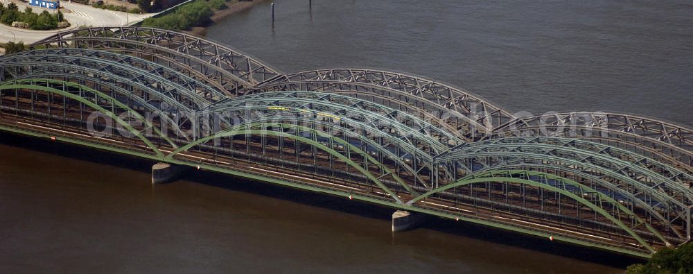 Aerial image Hamburg - Blick auf die Freihafen-Elbrücke und die Eisenbahnbrücken. Die Freihafen-Elbbrücke wurde 1929 fertig gestellt, da für den Freihafen eine baulich getrennte Querung der Elbe auch für den Straßenverkehr notwendig war. Die Brücken sind von großer Bedeutung für die Hansestadt, da sie die Verkehrsanbindung Hamburgs über die Elbe gewährleisten. View of the Freihafen-Elbrücke and the railway bridges. The Freihafen-Elbrücke was completed in 1929, because the free port required a structually separated crossing of the Elbe. The bridges are of great importance for the Hanseatic city, as they ensure the transport and traffic connection of Hamburg on the Elbe.