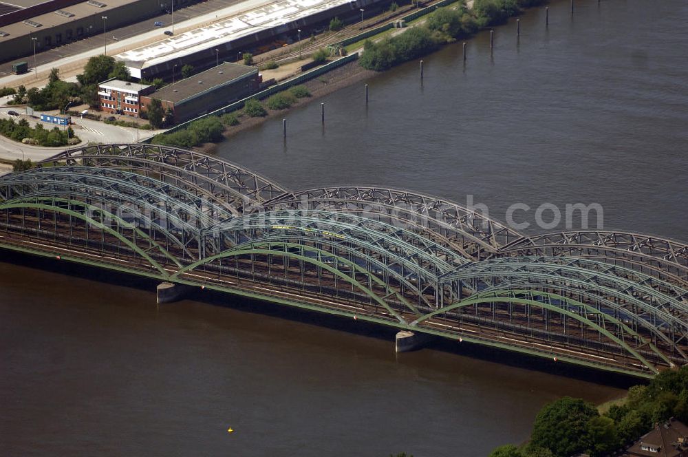 Aerial photograph Hamburg - Blick auf die Freihafen-Elbrücke und die Eisenbahnbrücken. Die Freihafen-Elbbrücke wurde 1929 fertig gestellt, da für den Freihafen eine baulich getrennte Querung der Elbe auch für den Straßenverkehr notwendig war. Die Brücken sind von großer Bedeutung für die Hansestadt, da sie die Verkehrsanbindung Hamburgs über die Elbe gewährleisten. View of the Freihafen-Elbrücke and the railway bridges. The Freihafen-Elbrücke was completed in 1929, because the free port required a structually separated crossing of the Elbe. The bridges are of great importance for the Hanseatic city, as they ensure the transport and traffic connection of Hamburg on the Elbe.