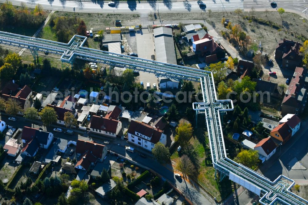 Greppin from the bird's eye view: Overhead pipes for district heating supply along the Parsevalstrasse in Greppin in the state Saxony-Anhalt, Germany