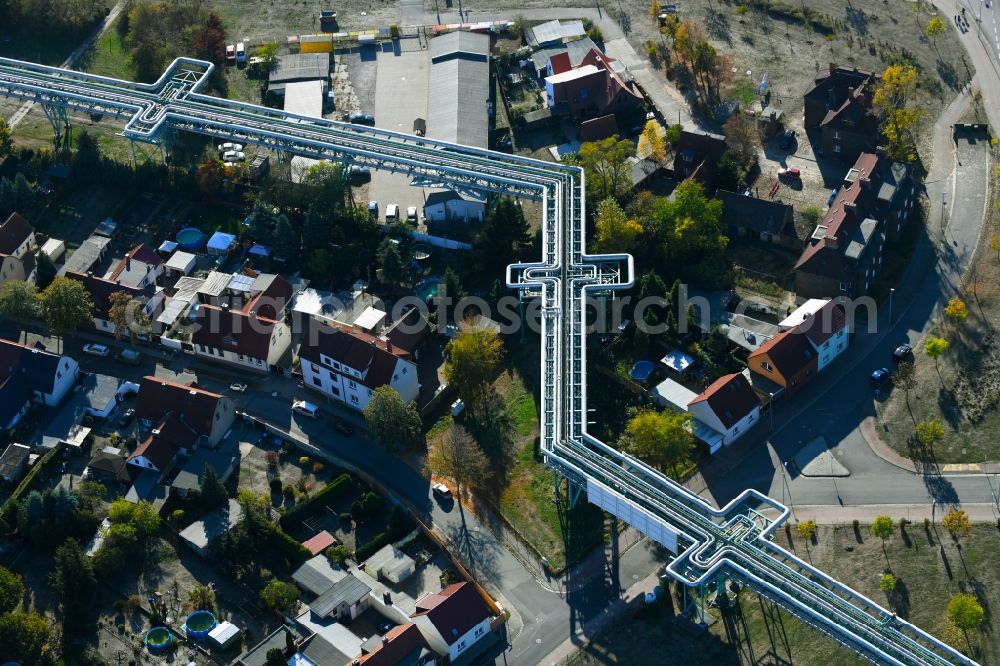 Aerial photograph Greppin - Overhead pipes for district heating supply along the Parsevalstrasse in Greppin in the state Saxony-Anhalt, Germany