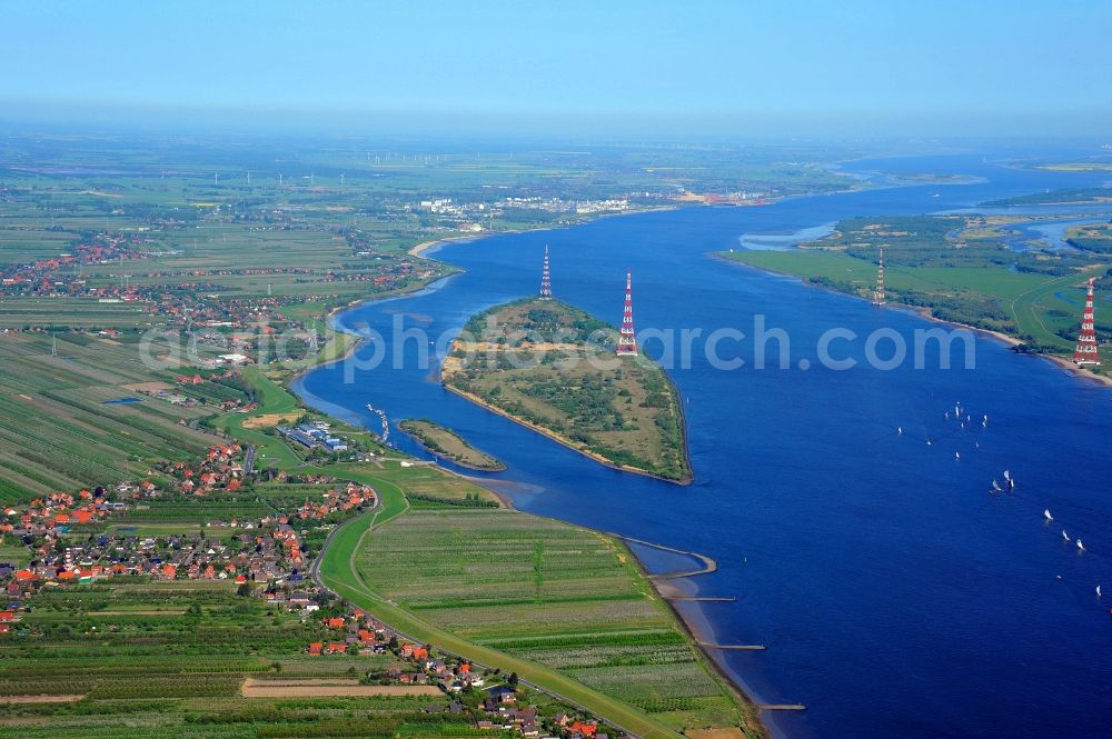 Aerial photograph Steinkirchen - Pylons on the Luehesand stone churches in Lower Saxony. The 189 and 227 meters high pylons of Elbe crossing 1 and 2 are on Luehesand. They are the highest pylons in Europe and grant still the required passage height of 75 meters at the deepest point of the sagging lines over the river Elbe