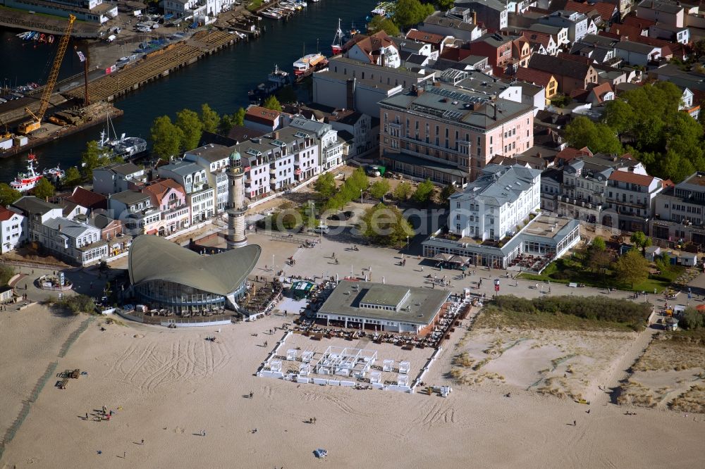 Rostock from the bird's eye view: Tables and benches of open-air restaurants Gebaeude - Ensemble Leuchtturm - Teepott in the district Warnemuende in Rostock in the state Mecklenburg - Western Pomerania, Germany