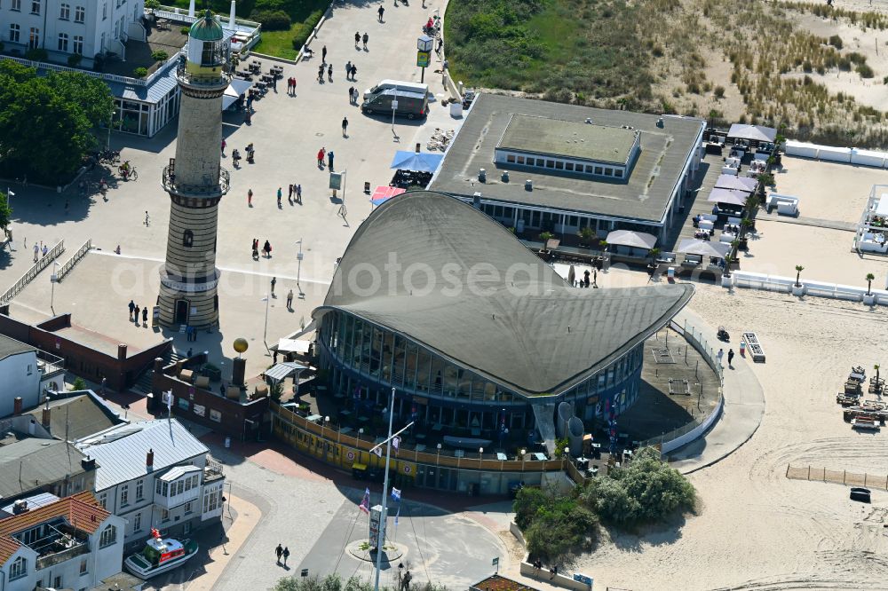 Rostock from the bird's eye view: Tables and benches of open-air restaurants Gebaeude - Ensemble Leuchtturm - Teepott in the district Warnemuende in Rostock in the state Mecklenburg - Western Pomerania, Germany