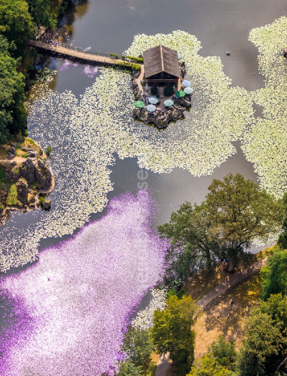 Aerial photograph Isselburg - Open-air restaurant Schweizer Haeuschen on the lake at Pferdehorster Strasse in Isselburg in the federal state of North Rhine-Westphalia, Germany