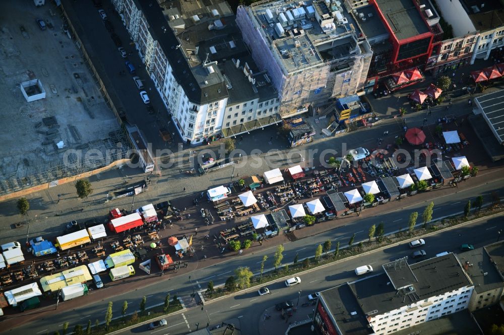 Aerial image Hamburg - Open-air restaurants on the Spielbudenplatz on the Reeperbahn in Hamburg