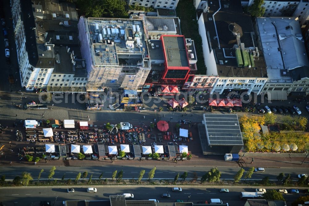 Hamburg from above - Open-air restaurants on the Spielbudenplatz on the Reeperbahn in Hamburg