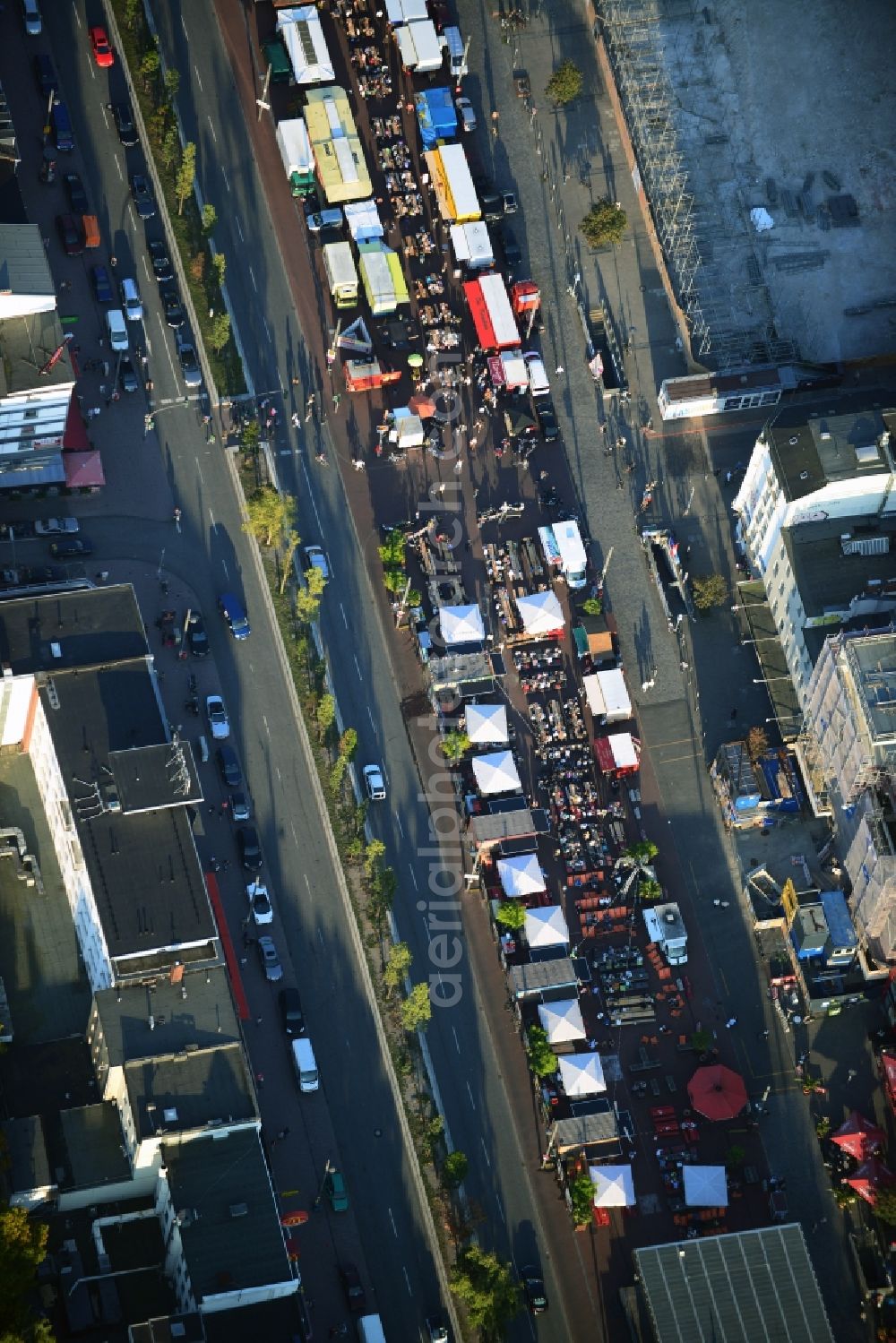 Hamburg from the bird's eye view: Open-air restaurants on the Spielbudenplatz on the Reeperbahn in Hamburg