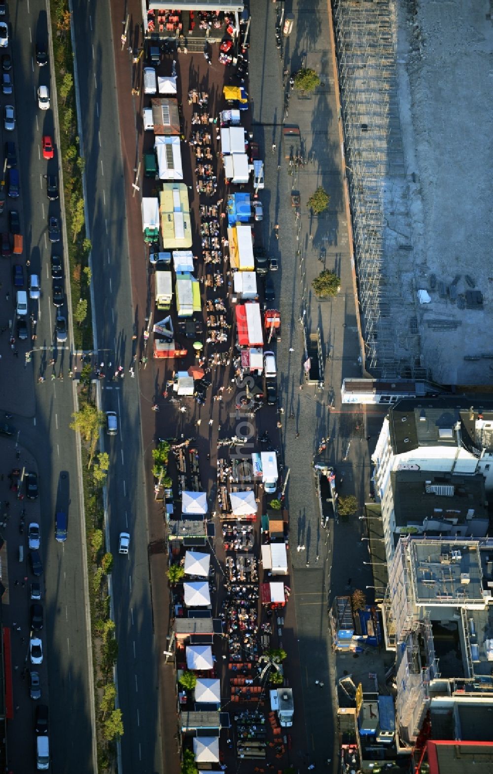 Aerial image Hamburg - Open-air restaurants on the Spielbudenplatz on the Reeperbahn in Hamburg