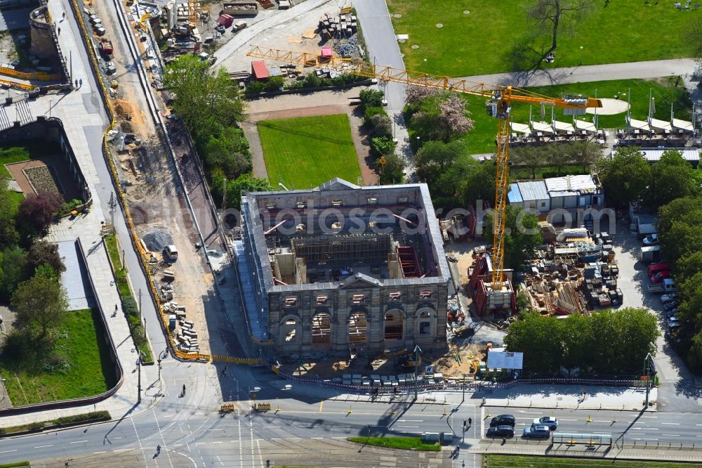 Aerial photograph Dresden - Freestanding supported facade on the construction site for gutting and renovation and restoration of the historic building Blockhaus - Neustaedter Wache in the district Innere Neustadt in Dresden in the state Saxony, Germany