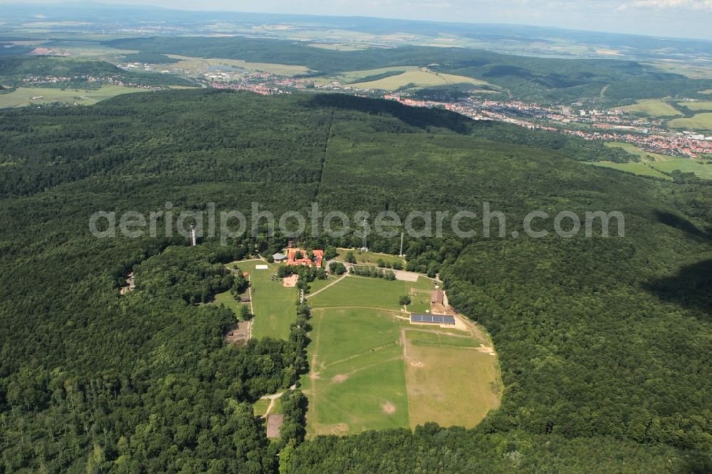 Aerial photograph Sondershausen - On the small at Sondershausen in Thuringia Mountain Possen is the recreation parks Possen. At the site include the hunting lodge, the riding hall and the Possen tower . The framework tower is the oldest observation tower in Europe. For recreation park including a deer park , a bungalow village and a high ropes course