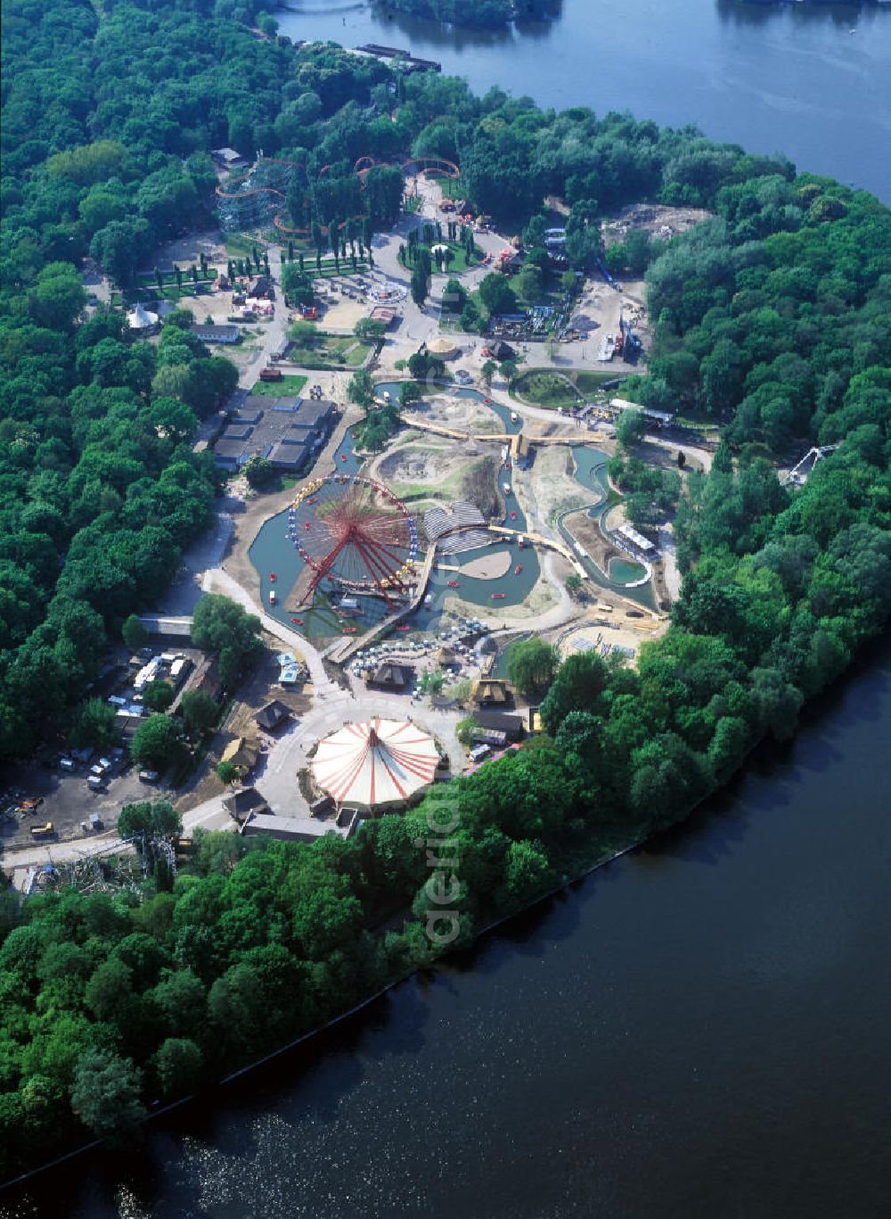 Aerial photograph Berlin - Das Gelände des Freizeit- und Erlebnisparks Spreepark, vormals VEB Kulturpark Plänterwald, vor der Schließung im Jahr 2001, in Berlin-Treptow. Area of the amusement park Spreepark in Treptow before closing in 2001.