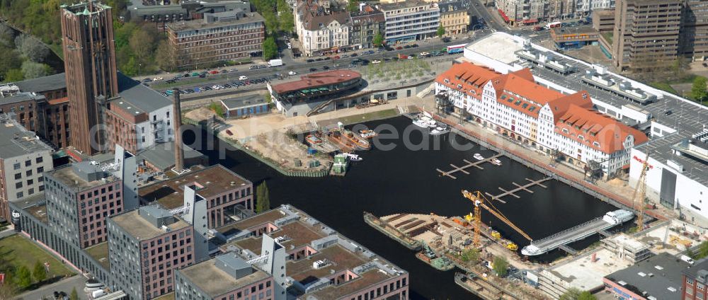 Berlin from above - Blick auf das neue Einkaufs-, Freizeit- und Kulturzentrum Tempelhofer Hafen in Berlin nahe dem Ullsteinhaus. Der Neubau wurde in das denkmalgeschützte Gebäude integriert. Die Architekten des Büros West 8 landscape architects sind für den neuen maritimen Flair in Tempelhof verantwortlich. Die IKB Deutsche Industriebank AG setzt das Projekt Tempelhofer Hafen gemeinsam mit der HLG Projektmanagement GmbH um. View the new shopping, leisure and cultural center in Berlin Tempelhof port near the house Ullstein. The new building was built into the listed building. The architects of the agency West 8 landscape architects are responsible for the new maritime flair in Tempelhof. The German industrial bank IKB AG is the project Tempelhof Harbour jointly by the HLG Projektmanagement GmbH.