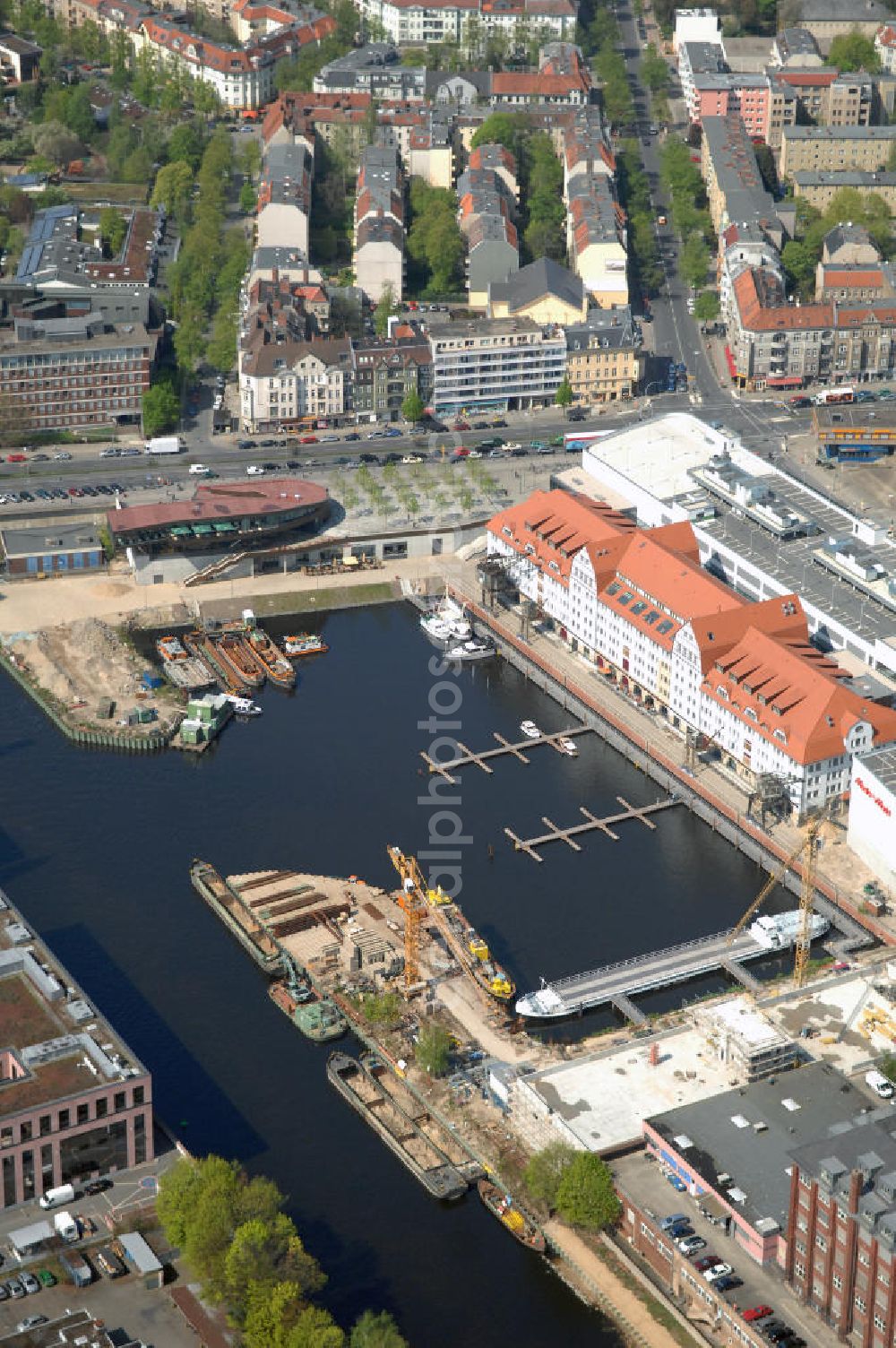 Aerial image Berlin - Blick auf das neue Einkaufs-, Freizeit- und Kulturzentrum Tempelhofer Hafen in Berlin nahe dem Ullsteinhaus. Der Neubau wurde in das denkmalgeschützte Gebäude integriert. Die Architekten des Büros West 8 landscape architects sind für den neuen maritimen Flair in Tempelhof verantwortlich. Die IKB Deutsche Industriebank AG setzt das Projekt Tempelhofer Hafen gemeinsam mit der HLG Projektmanagement GmbH um. View the new shopping, leisure and cultural center in Berlin Tempelhof port near the house Ullstein. The new building was built into the listed building. The architects of the agency West 8 landscape architects are responsible for the new maritime flair in Tempelhof. The German industrial bank IKB AG is the project Tempelhof Harbour jointly by the HLG Projektmanagement GmbH.