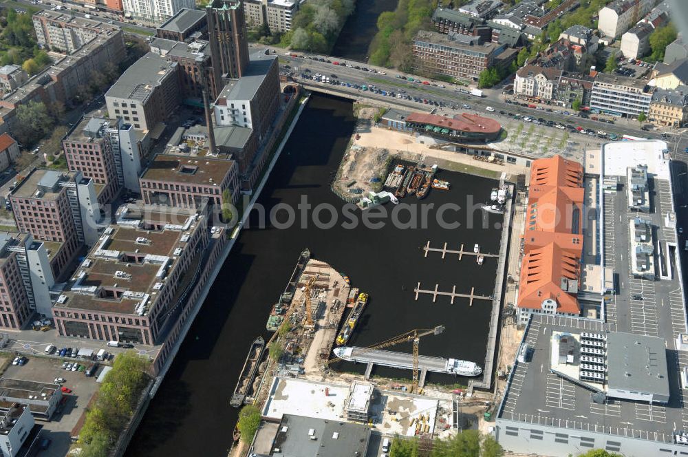 Aerial photograph Berlin - Blick auf das neue Einkaufs-, Freizeit- und Kulturzentrum Tempelhofer Hafen in Berlin nahe dem Ullsteinhaus. Der Neubau wurde in das denkmalgeschützte Gebäude integriert. Die Architekten des Büros West 8 landscape architects sind für den neuen maritimen Flair in Tempelhof verantwortlich. Die IKB Deutsche Industriebank AG setzt das Projekt Tempelhofer Hafen gemeinsam mit der HLG Projektmanagement GmbH um. View the new shopping, leisure and cultural center in Berlin Tempelhof port near the house Ullstein. The new building was built into the listed building. The architects of the agency West 8 landscape architects are responsible for the new maritime flair in Tempelhof. The German industrial bank IKB AG is the project Tempelhof Harbour jointly by the HLG Projektmanagement GmbH.